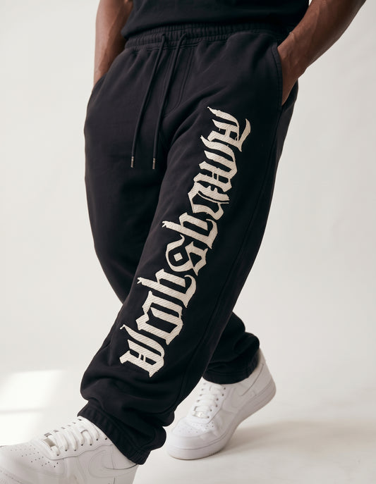 Sudadera Gothic Letter AM VISION puesta en modelo, bordado vertical en hilo crudo