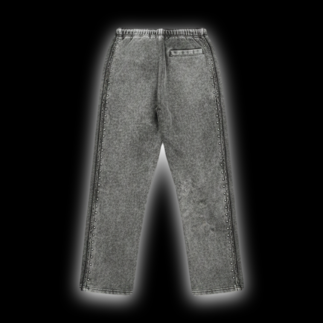 Pantalón algodón alto gramaje, con 300 taches metalicos en total, excelente fit y horma