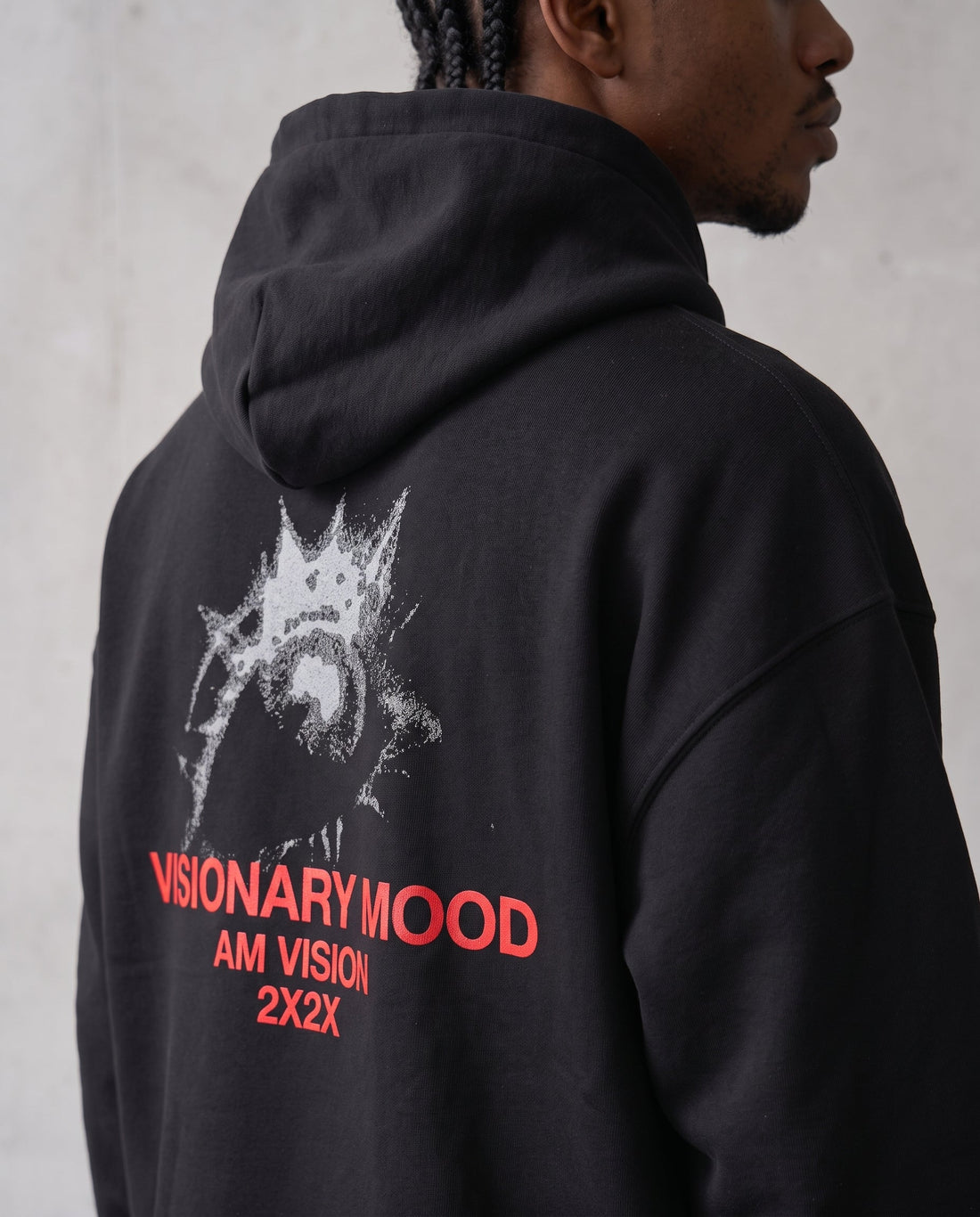 Hoodie oversize Visionary Mood de AM VISION puesto en modelo, idea de regalo streetwear