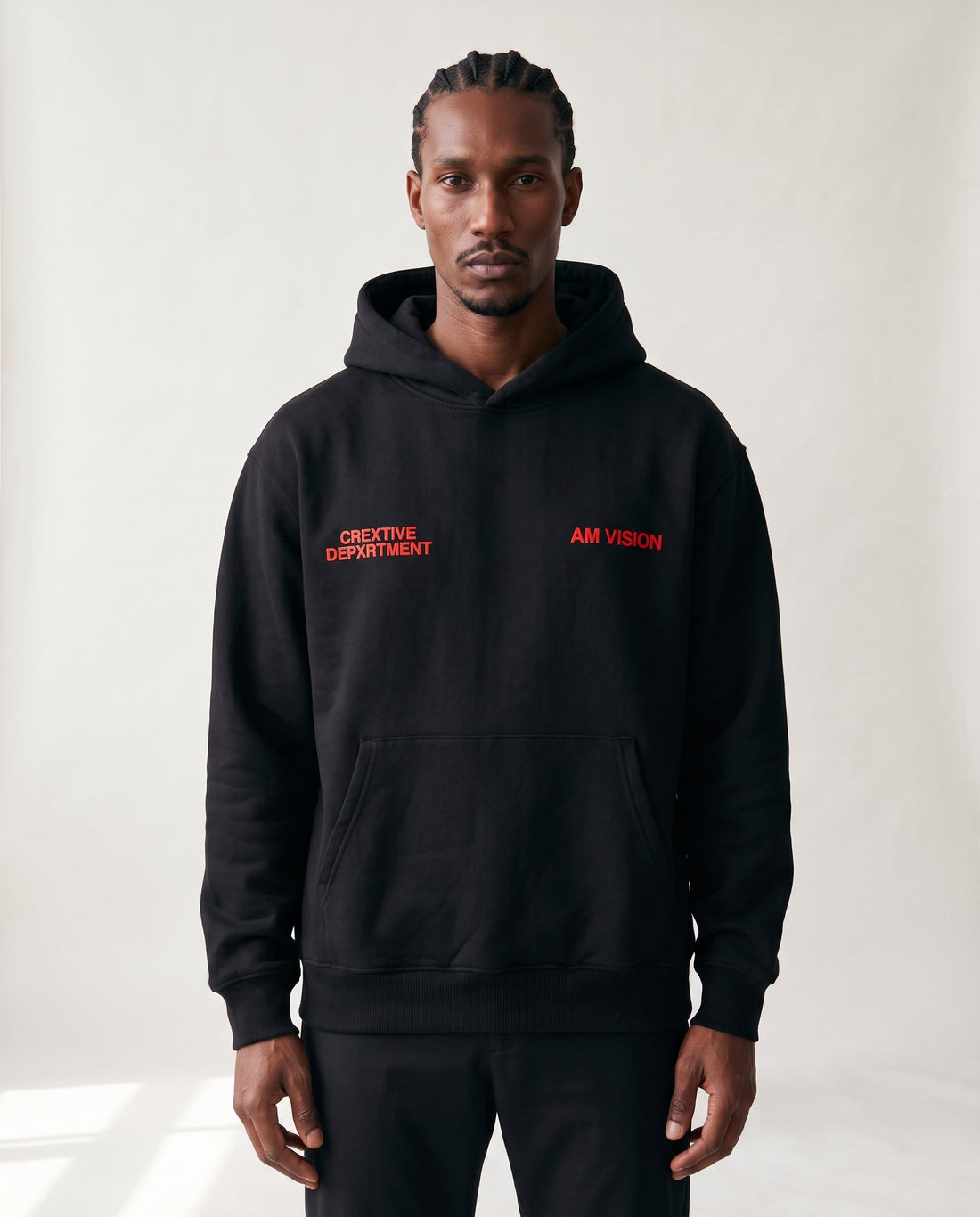 Conjunto de hoodie y pantalón negro Manuscript de AM VISION en modelo