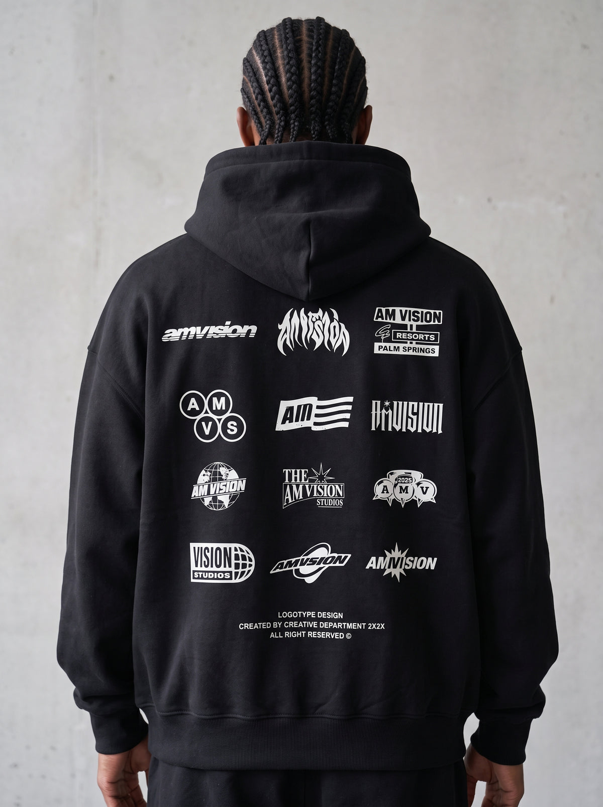 Hoodie The Iconography AM VISION en modelo, vista completa