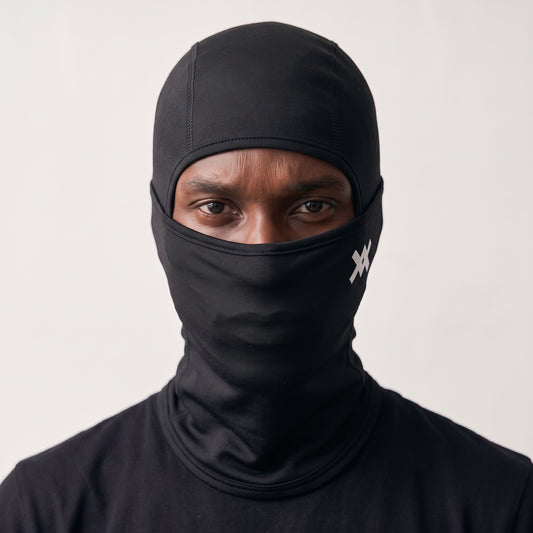 Balaclava negra AMV con logo bordado, puesta en modelo