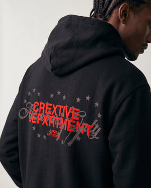 Hoodie Manuscript negro Crextive Depxrtment de AM VISION puesto en modelo