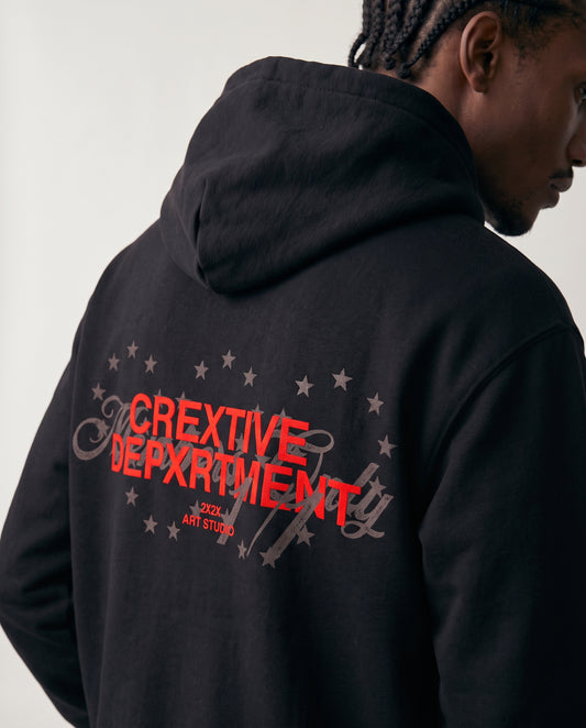 Hoodie Manuscript negro Crextive Depxrtment de AM VISION puesto en modelo