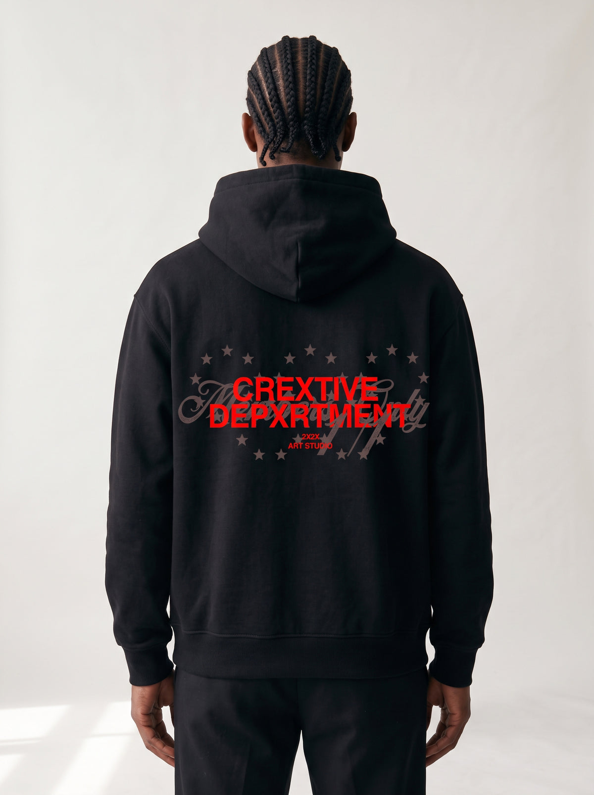 Hoodie Manuscript negro AM VISION en modelo, vista de cuerpo entero