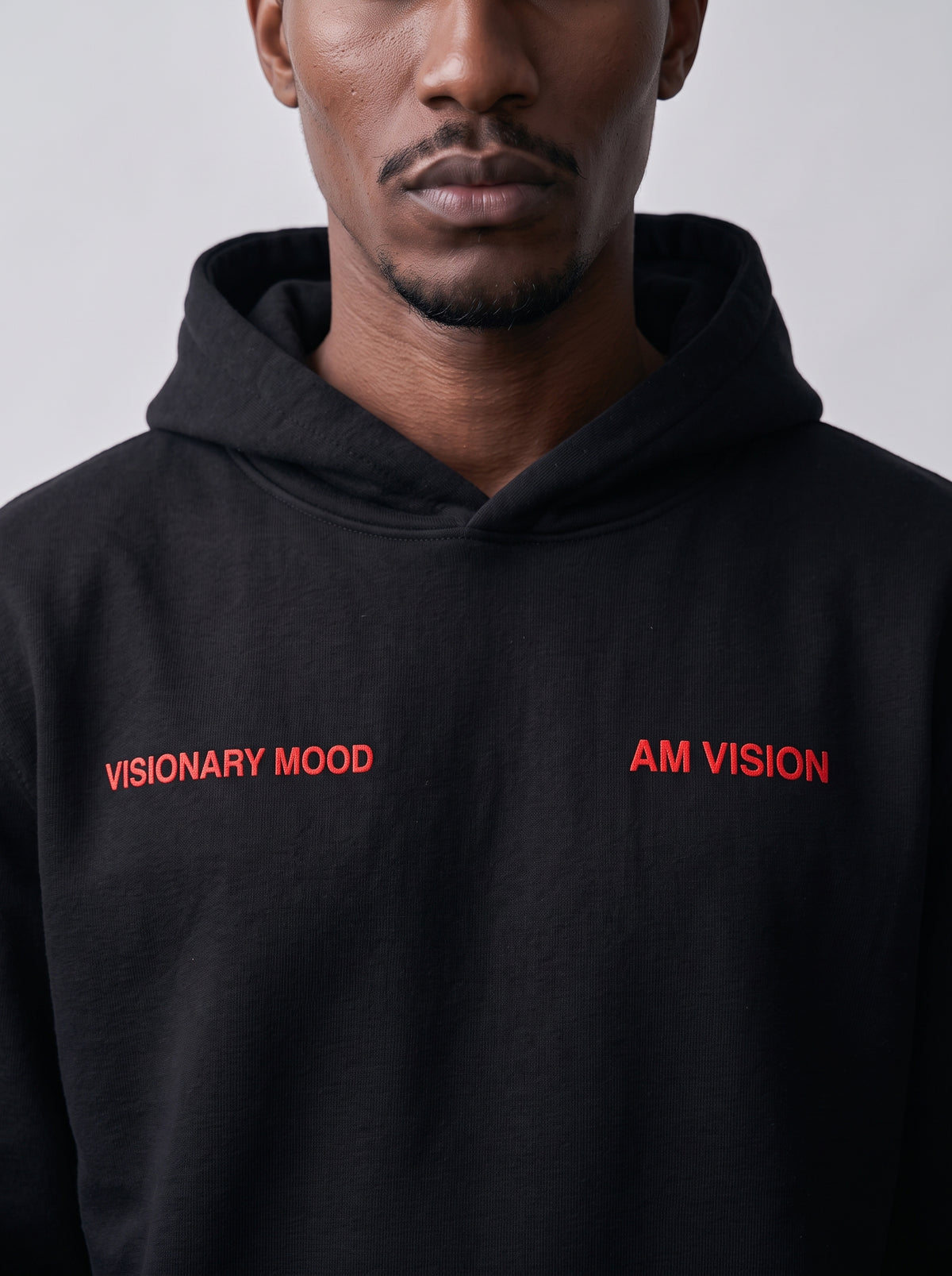 Hoodie Visionary Mood en algodón alto gramaje con serigrafía, vista en modelo