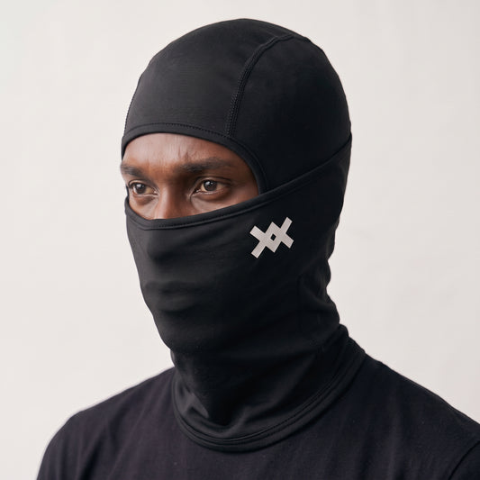 Balaclava AMV de AM VISION, detalle del logo en la mejilla