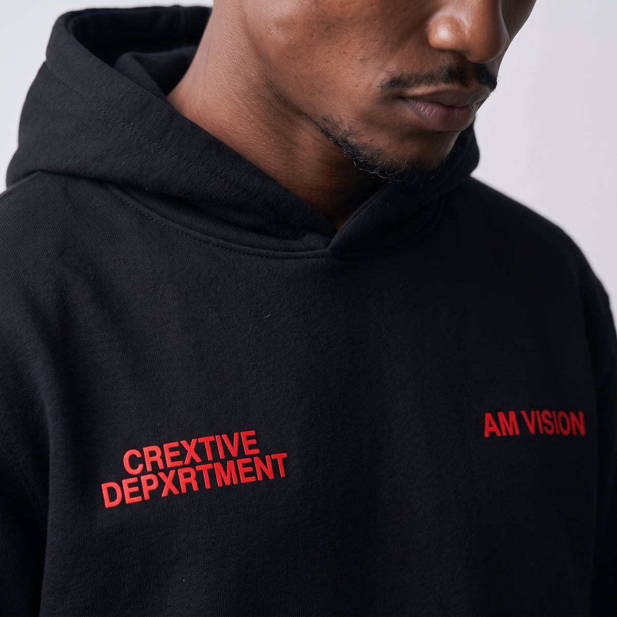 Hoodie Manuscript negro de algodón alto gramaje, detalle de la tipografía cursiva