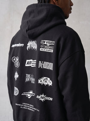 Hoodie The Iconography de AM VISION puesto en modelo, algodón alto gramaje con 13 logos