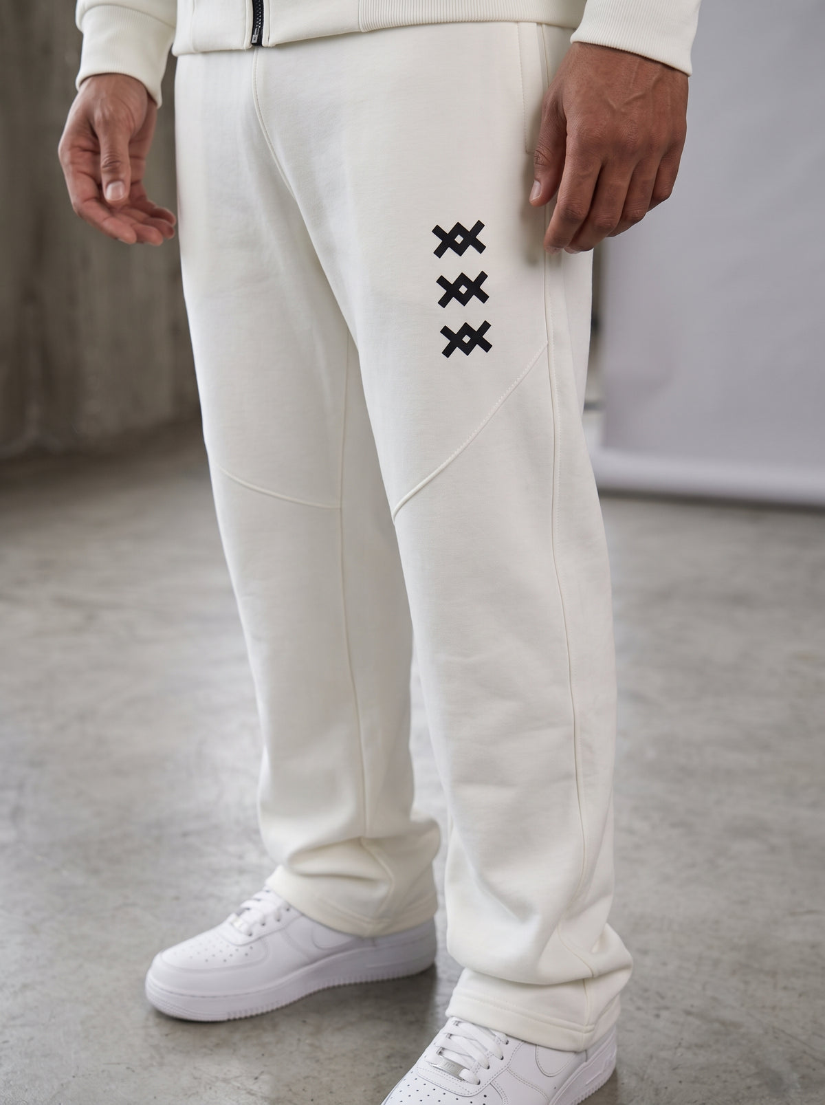Pantalón del tracksuit AMV blanco de pierna recta con tres logos AMV en el muslo