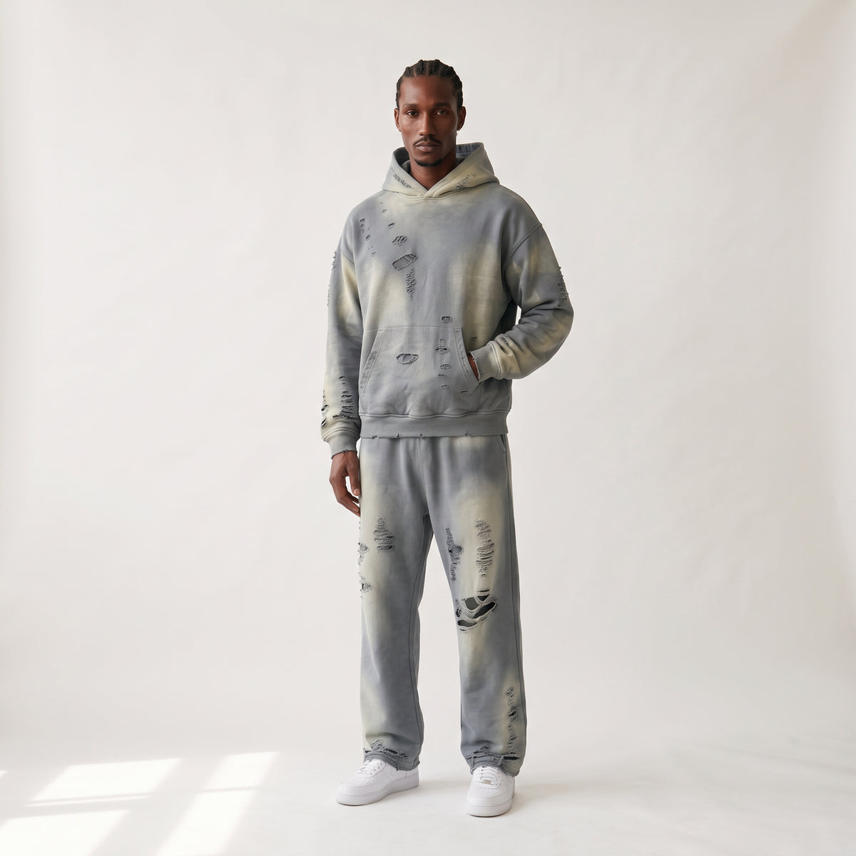 Industrial Washing Set 6/20 de AM VISION: hoodie y pantalón gris acid wash con rasgaduras a mano, pieza numerada 6 de 20