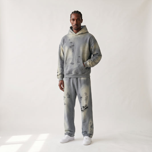 Industrial Washing Set 6/20 de AM VISION: hoodie y pantalón gris acid wash con rasgaduras a mano, pieza numerada 6 de 20