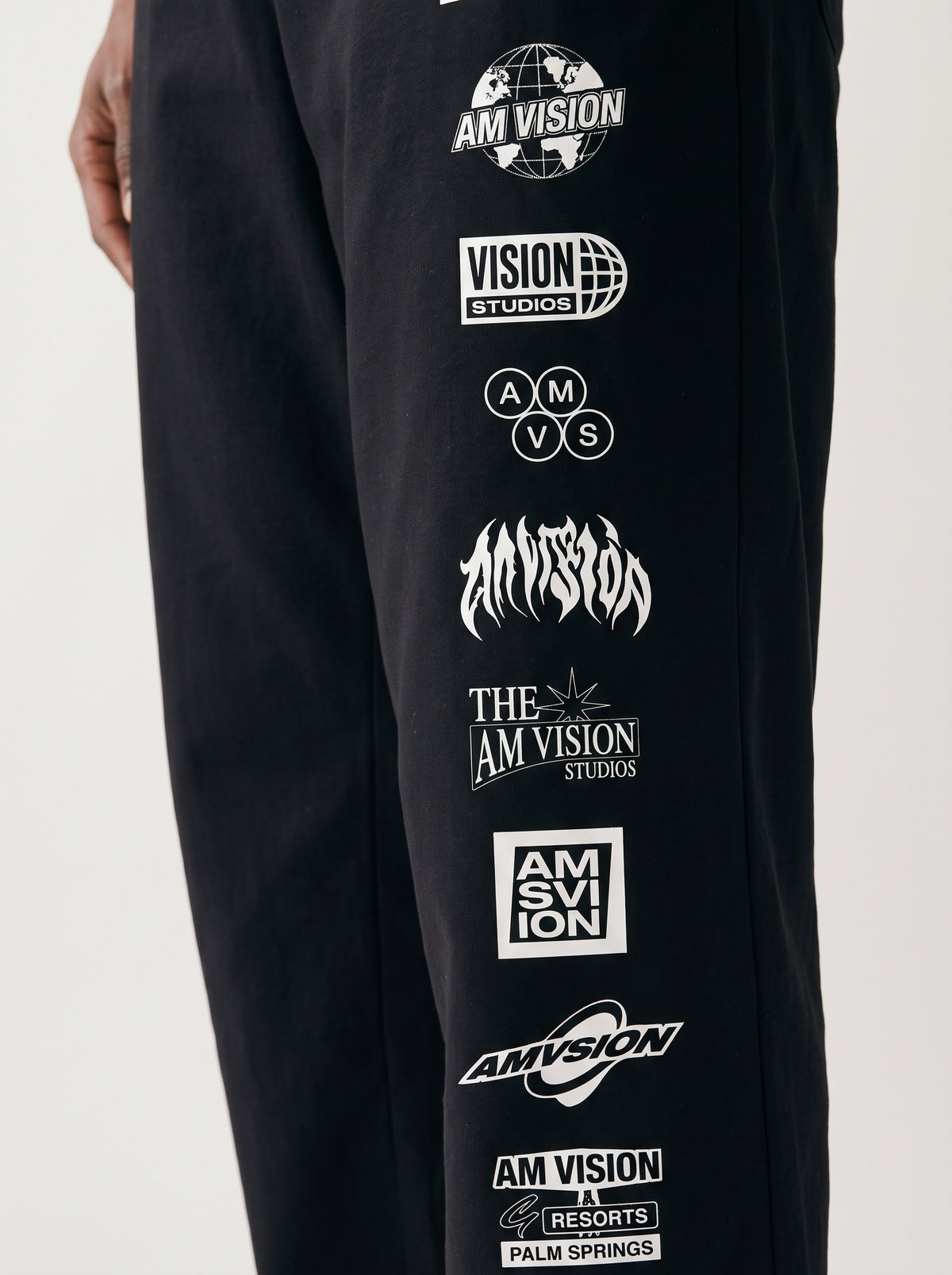 Detalle de la columna de logos estampados en la sudadera The Iconography