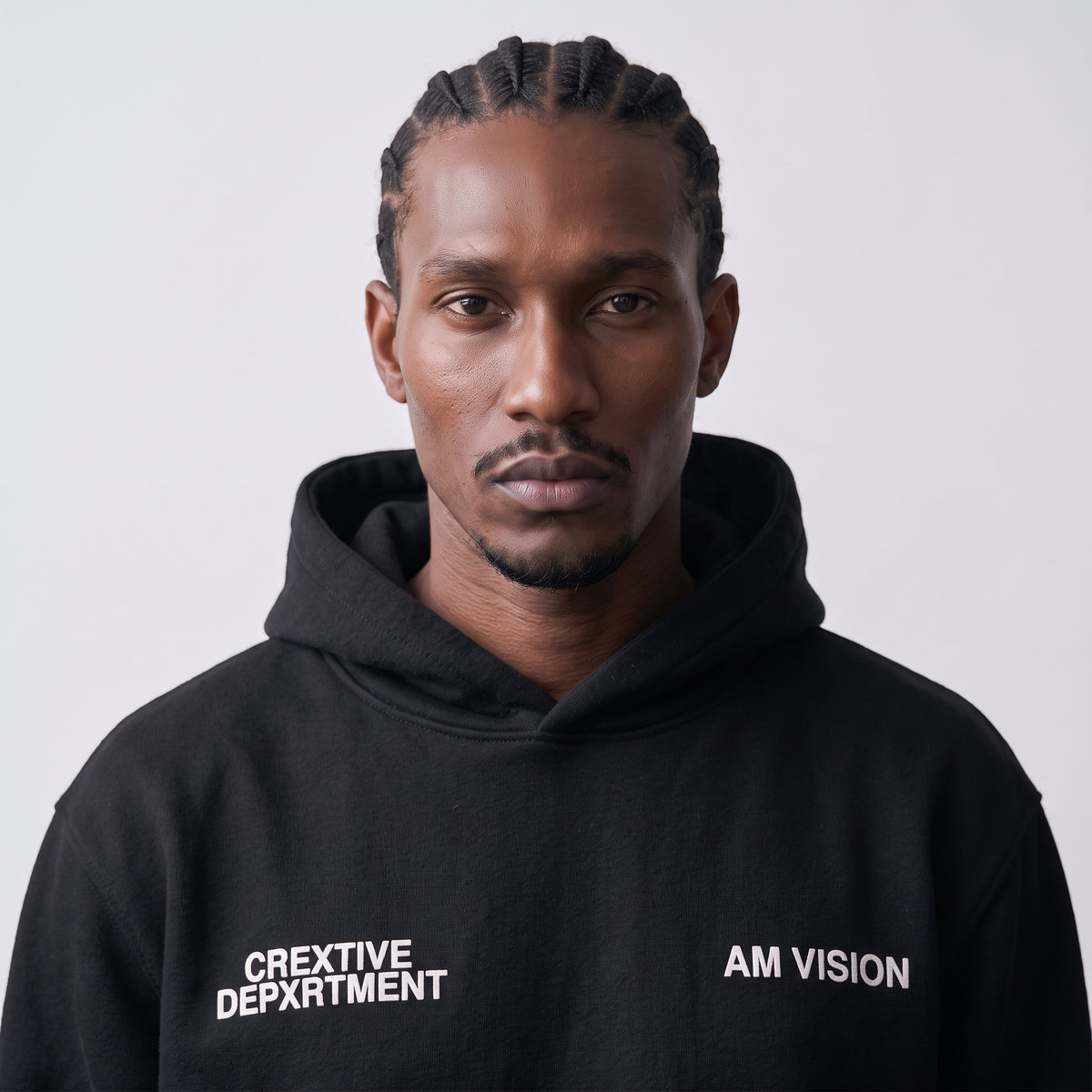 Detalle del estampado de logos del hoodie The Iconography de AM VISION