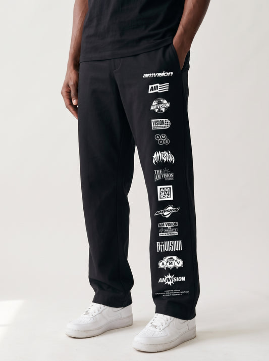 Sudadera The Iconography negra con 13 logos AM VISION en la pierna, puesta en modelo