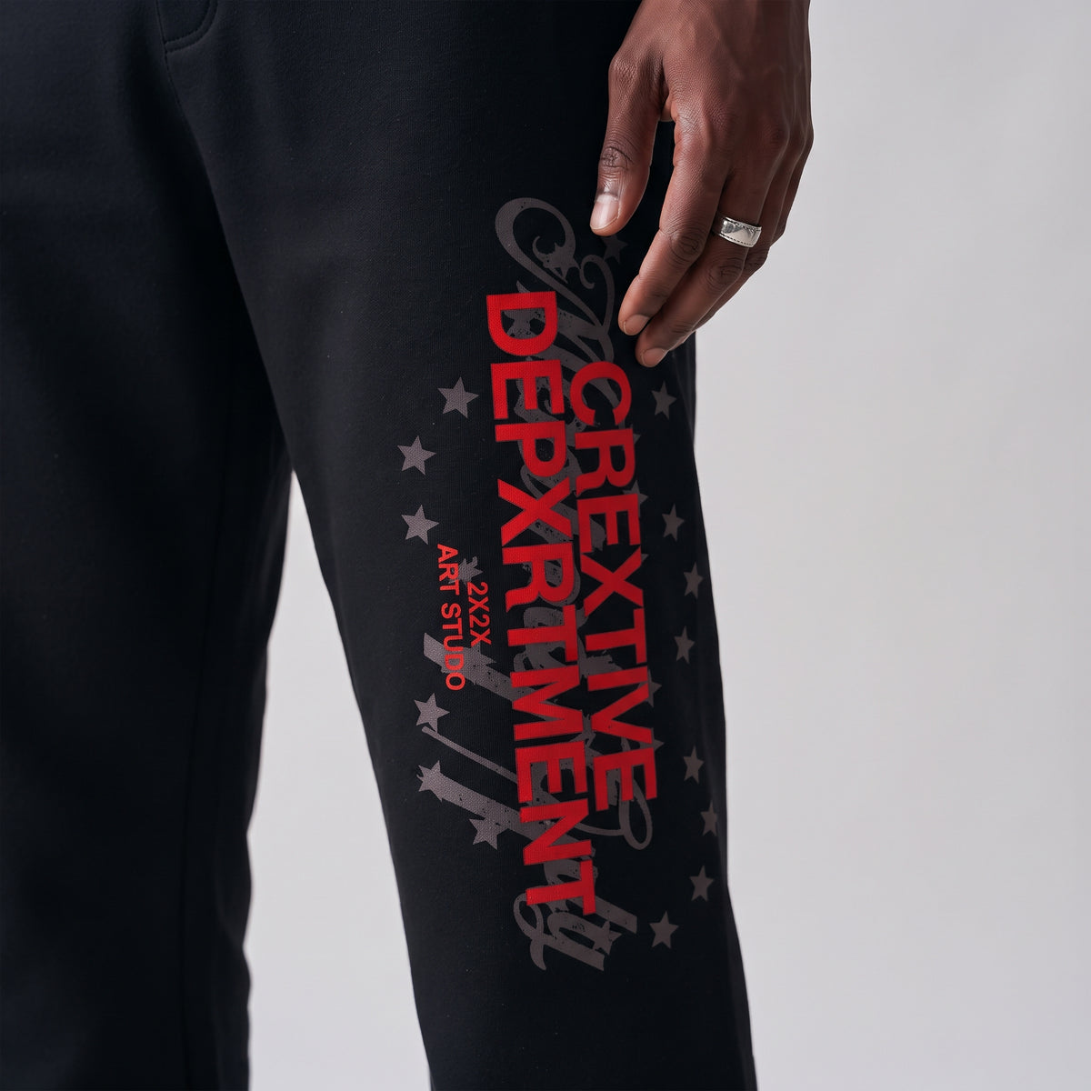 Sudadera Manuscript negra AM VISION, detalle de la tipografía cursiva
