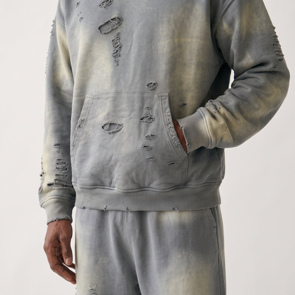 Set 6/20 AM VISION en algodón pesado con lavado industrial gris y manchas amarillas, streetwear de lujo hecho en Colombia