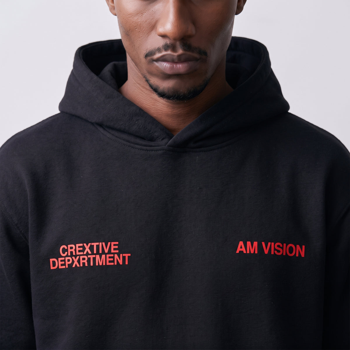 Hoodie Manuscript negro Crextive Depxrtment, detalle de la tela y el estampado