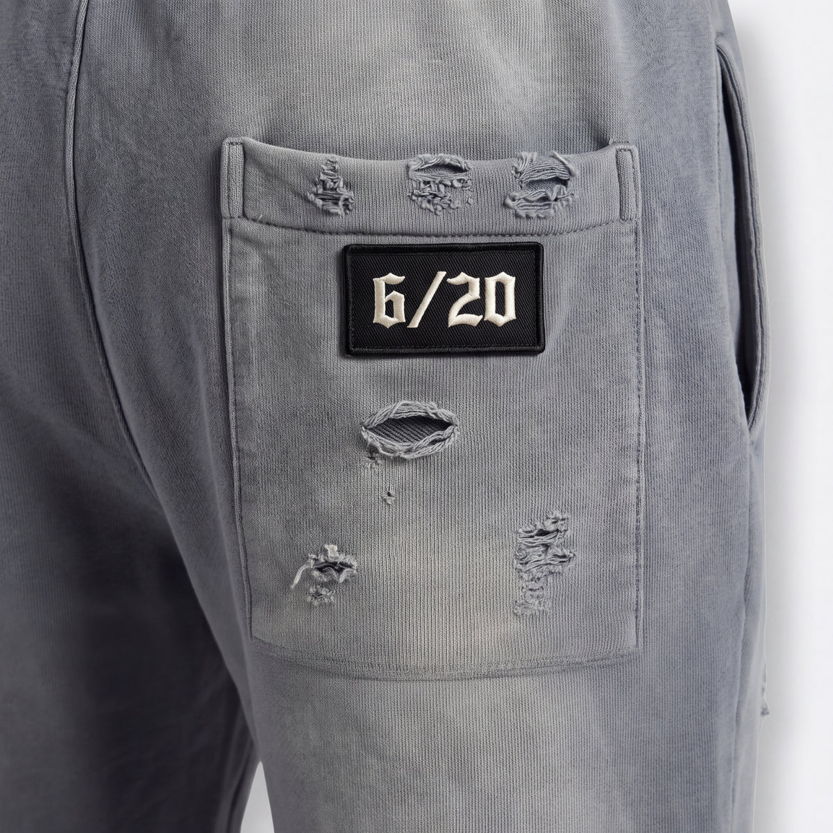 Conjunto hoodie y pantalón 1/20 Industrial Washing pieza 6/20, gris lavado con rotos y bota recta, AM VISION Medellín