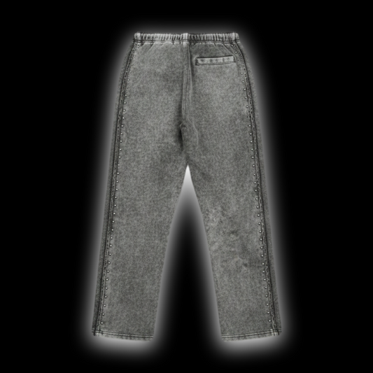 Pantalón algodón alto gramaje, con 300 taches metalicos en total, excelente fit y horma