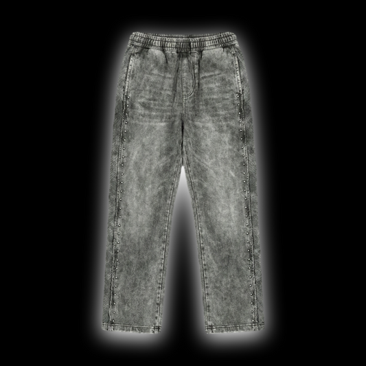 Pantalón algodón alto gramaje, con 300 taches metalicos en total, excelente fit y horma