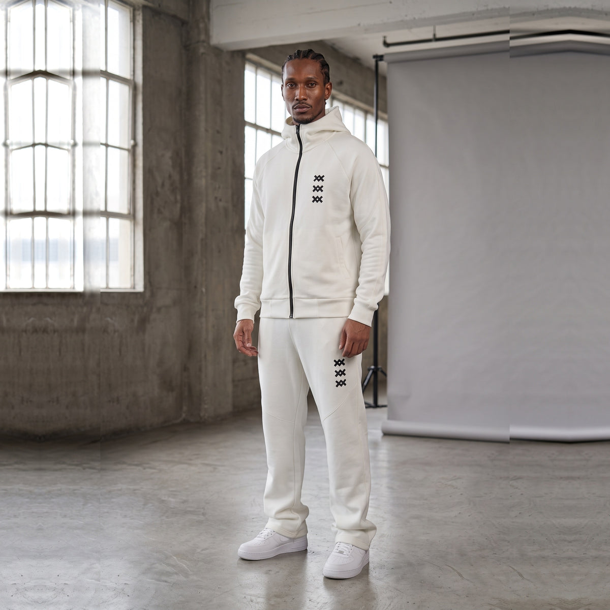 Tracksuit AMV blanco hueso: chaqueta con cierre y pantalón con logos AMV negros, cuerpo entero
