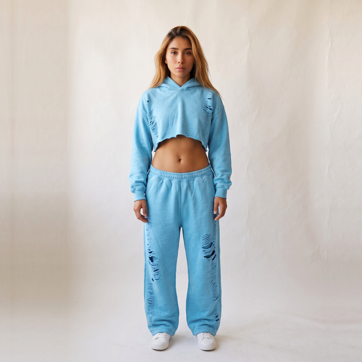Industrial Washing Set 9/20 de AM VISION: hoodie crop y pantalón azul lavado con rasgaduras, vista de frente