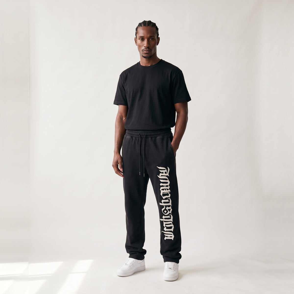 Sudadera Gothic Letter negra de AM VISION con AMVISION bordado en letra gótica en la pierna