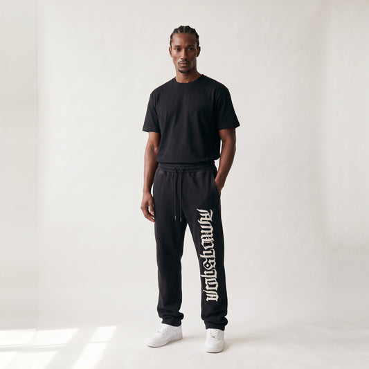Sudadera Gothic Letter negra de AM VISION con AMVISION bordado en letra gótica en la pierna