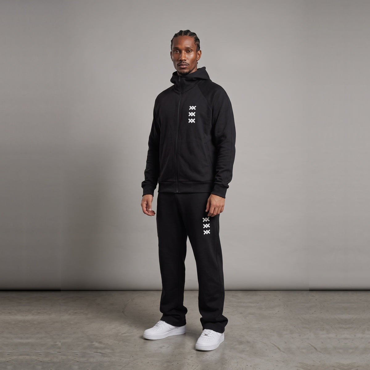 Tracksuit AMV negro: chaqueta con cierre y pantalón con logos AMV blancos, cuerpo entero
