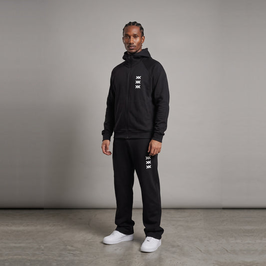Tracksuit AMV negro: chaqueta con cierre y pantalón con logos AMV blancos, cuerpo entero