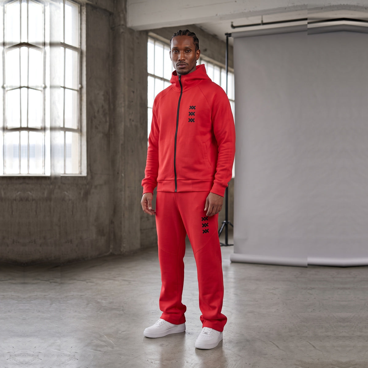 Tracksuit AMV rojo: chaqueta con cierre y pantalón con tres logos AMV negros, cuerpo entero